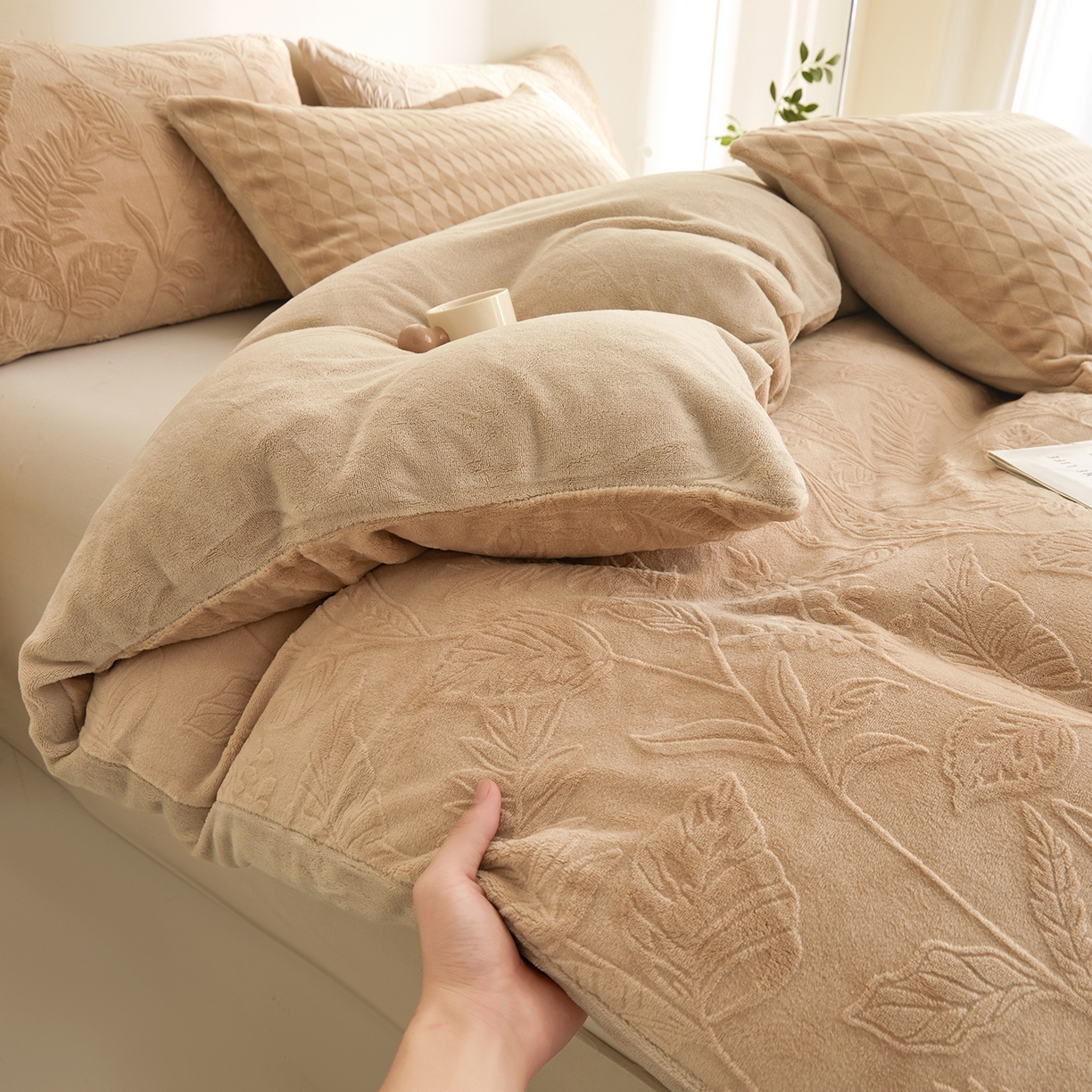 91家纺网 家纺一手货源 找家纺 熙宴家纺 2025新款可拆洗提花牛奶绒新疆棉花被 被子被芯 奶咖+卡其