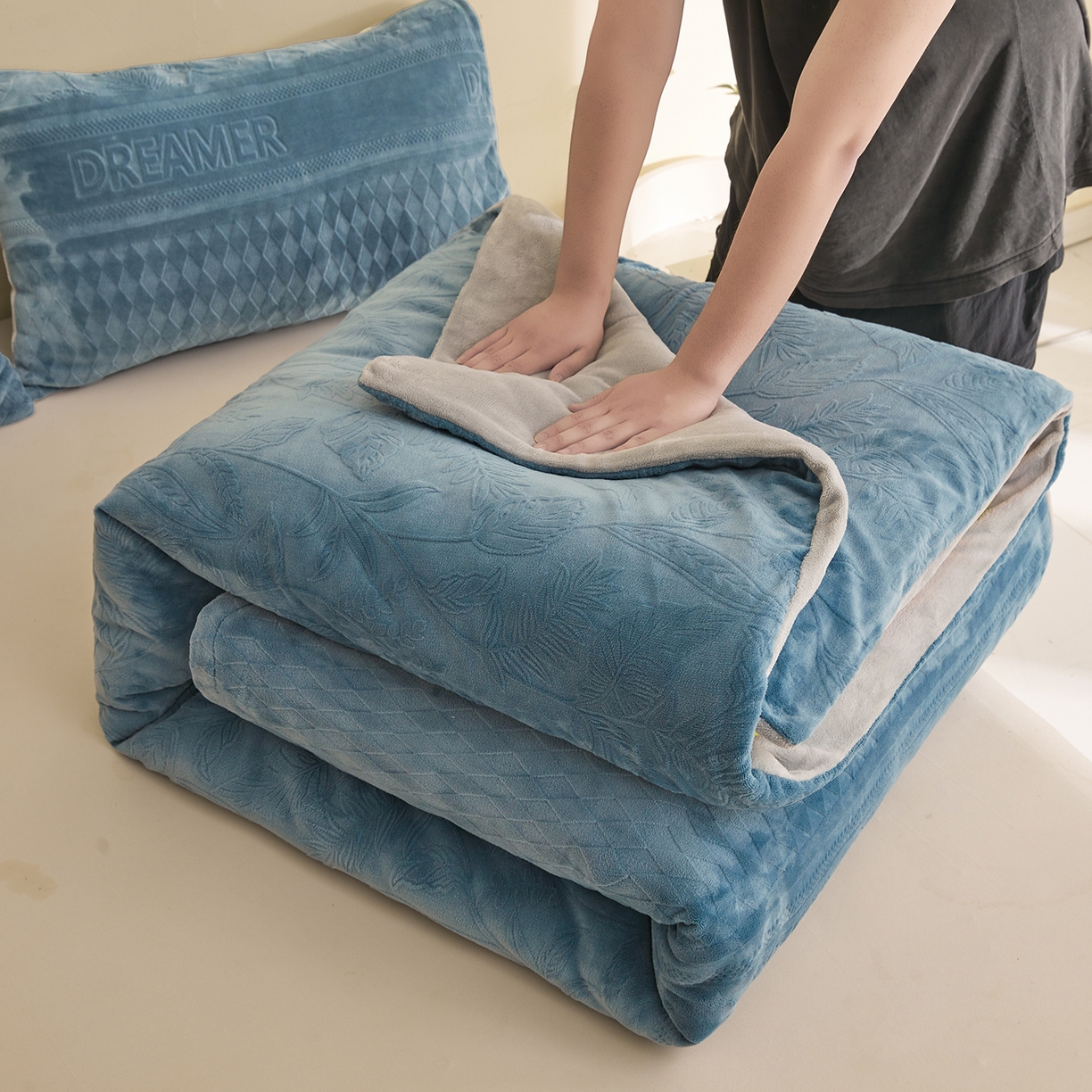 91家纺网 家纺一手货源 找家纺 熙宴家纺 2025新款可拆洗提花牛奶绒新疆棉花被 被子被芯 海蓝+浅灰