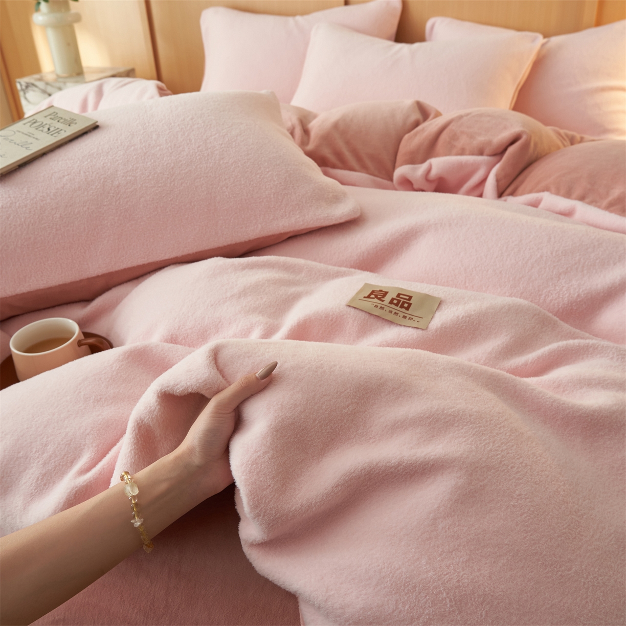 91家纺网 家纺一手货源 找家纺 金鹰 2025新款羊驼绒牛奶绒四件套保暖套件 羊驼绒-粉色