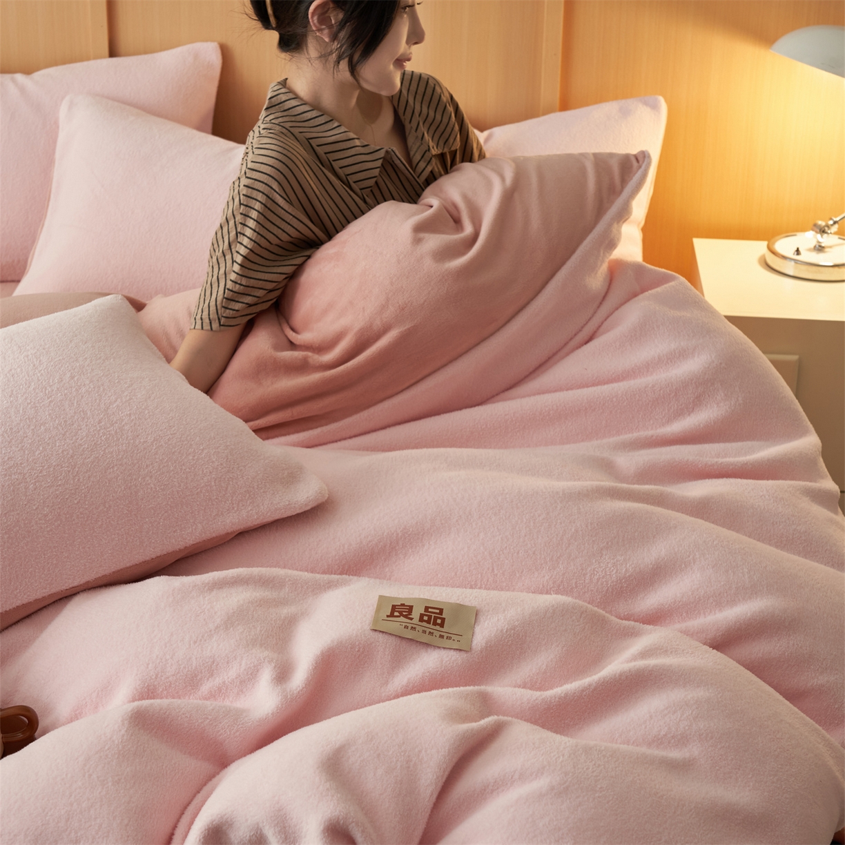 91家纺网 家纺一手货源 找家纺 金鹰 2025新款羊驼绒牛奶绒四件套保暖套件 羊驼绒-粉色