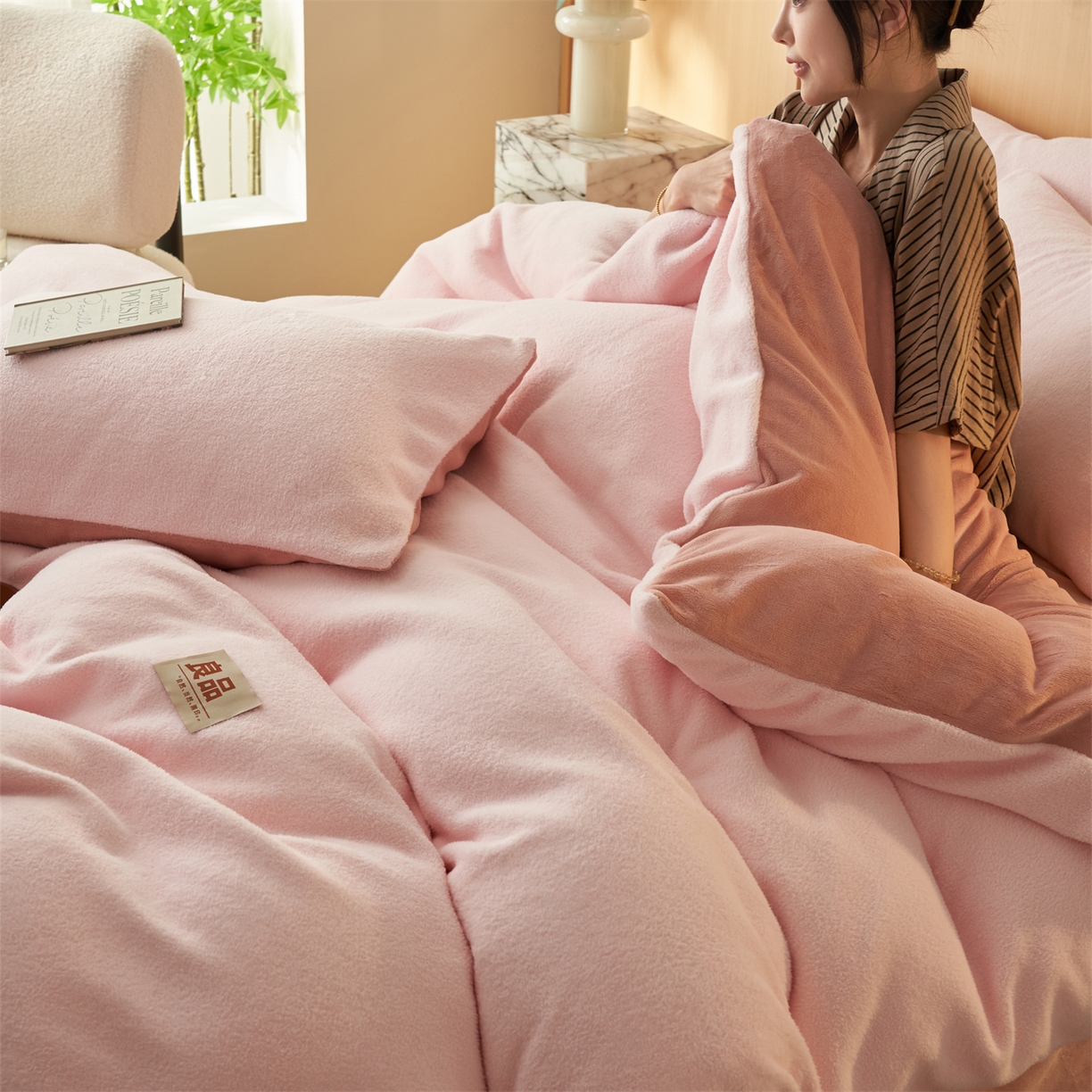 91家纺网 家纺一手货源 找家纺 金鹰 2025新款羊驼绒牛奶绒四件套保暖套件 羊驼绒-粉色