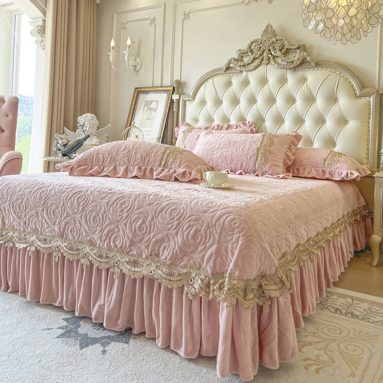 91家纺网 家纺一手货源 找家纺 （总）恋尚 2025新款雕花牛奶绒罗曼蒂克系列床盖床裙三件套（控价145）