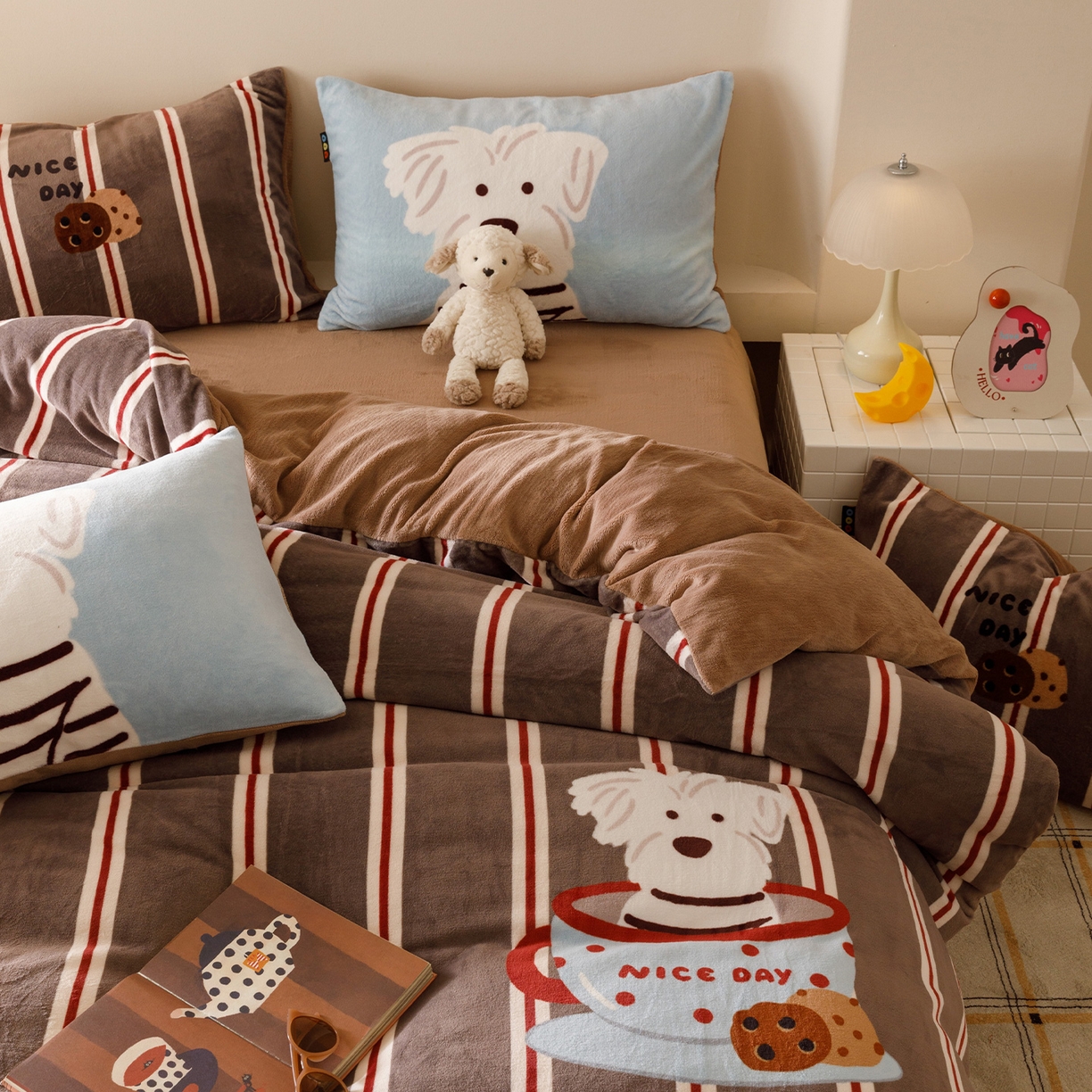 91家纺网 家纺一手货源 找家纺 RYB红黄兰 2025新款设计师原创牛奶绒大版数码印花四件套 咖啡西高地