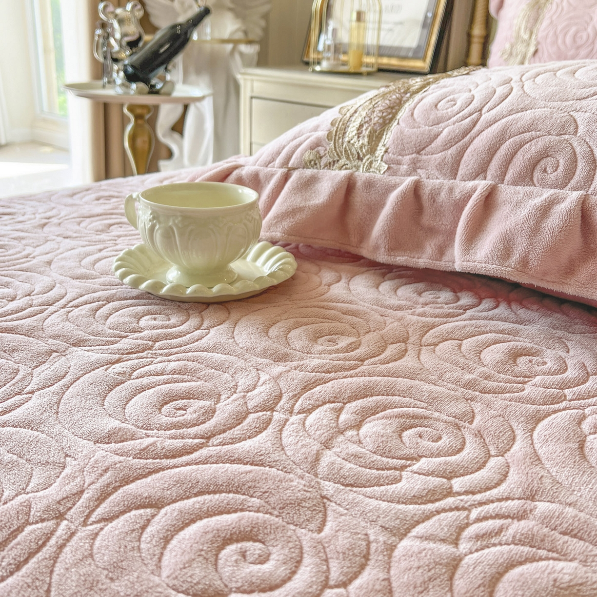 91家纺网 家纺一手货源 找家纺 （总）恋尚 2025新款雕花牛奶绒罗曼蒂克系列床盖床裙三件套（控价145）