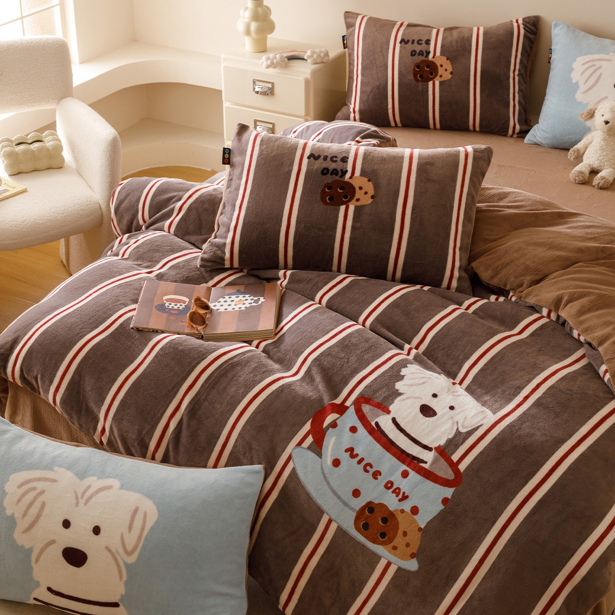 91家纺网 家纺一手货源 找家纺 RYB红黄兰 2025新款设计师原创牛奶绒大版数码印花四件套 咖啡西高地