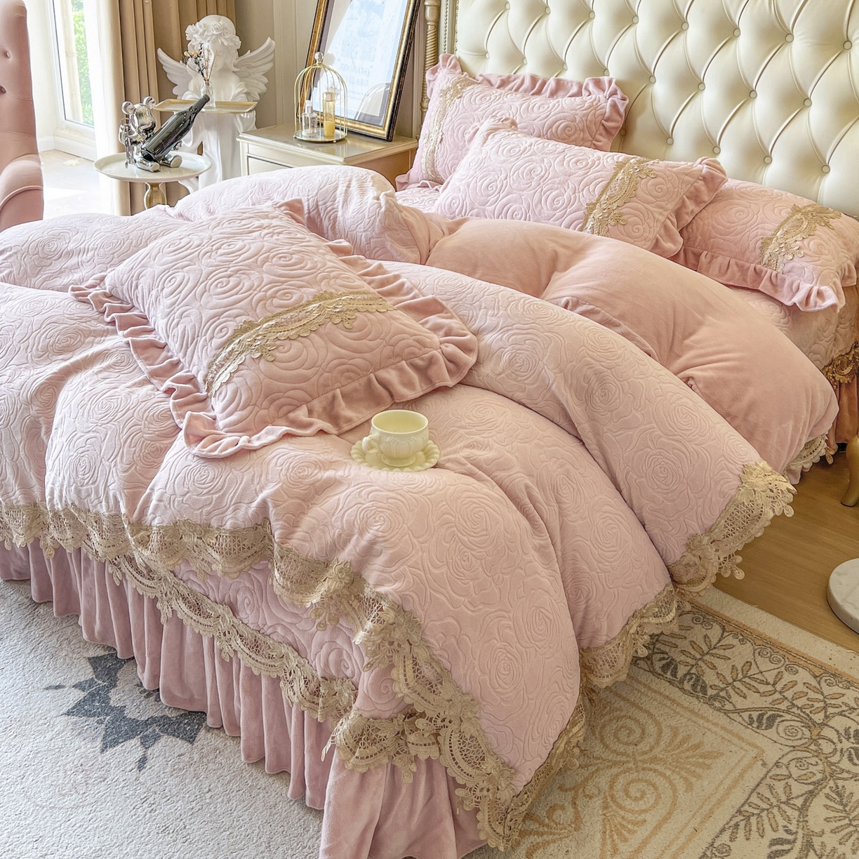 91家纺网 家纺一手货源 找家纺 （总）恋尚 2025新款雕花牛奶绒罗曼蒂克系列床盖床裙三件套（控价145）