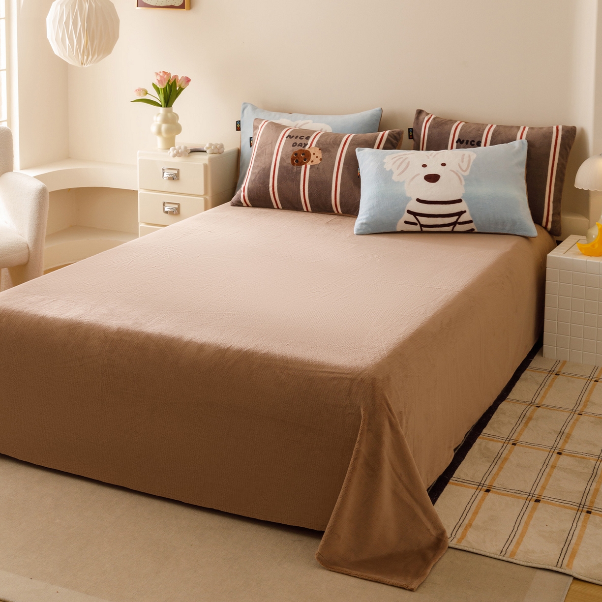 91家纺网 家纺一手货源 找家纺 RYB红黄兰 2025新款设计师原创牛奶绒大版数码印花四件套 咖啡西高地