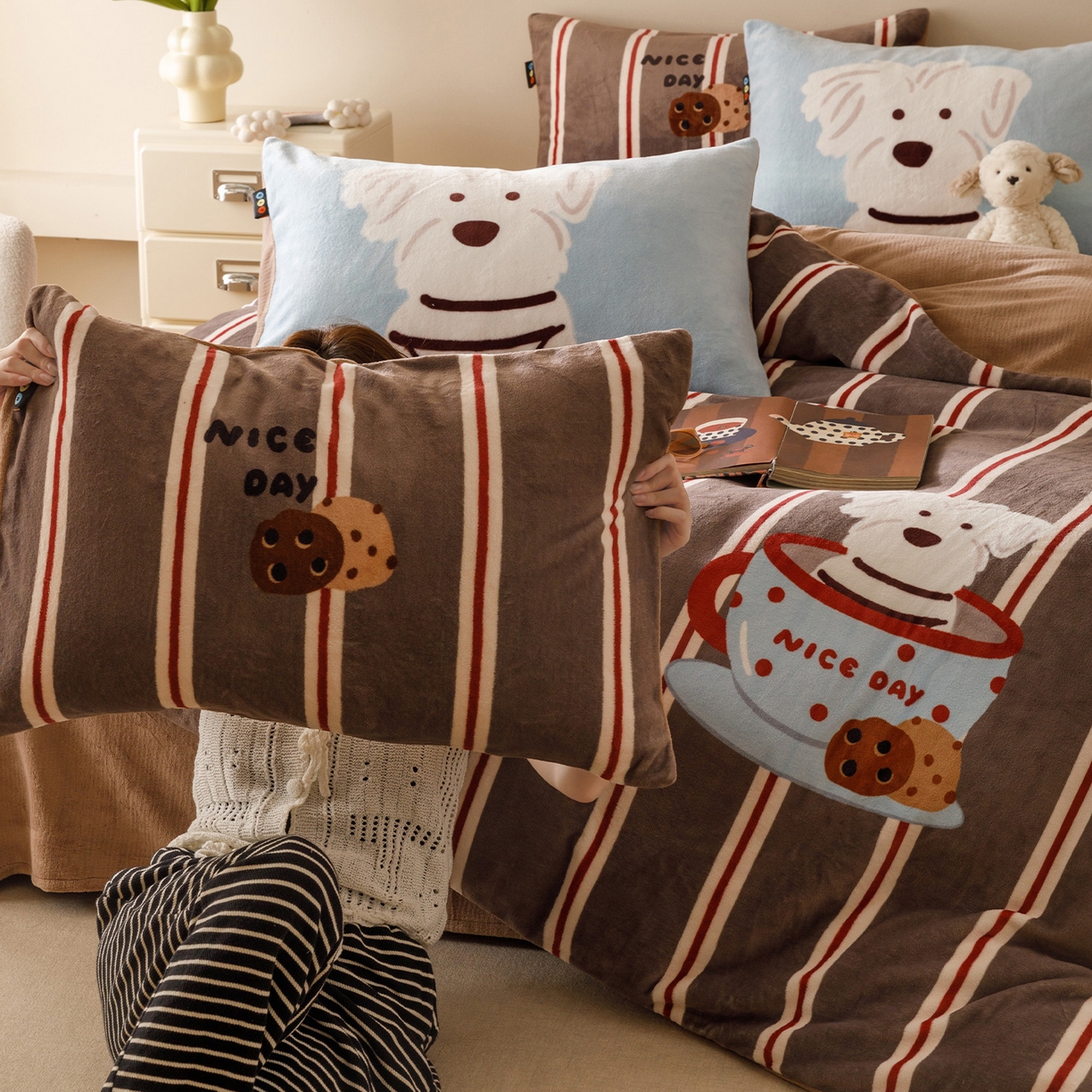 91家纺网 家纺一手货源 找家纺 RYB红黄兰 2025新款设计师原创牛奶绒大版数码印花四件套 咖啡西高地