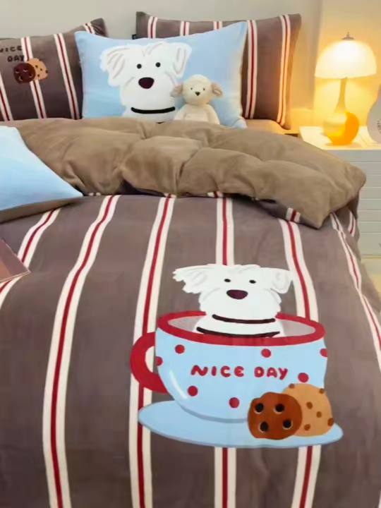 91家纺网 家纺一手货源 找家纺 RYB红黄兰 2025新款设计师原创牛奶绒大版数码印花四件套 咖啡西高地