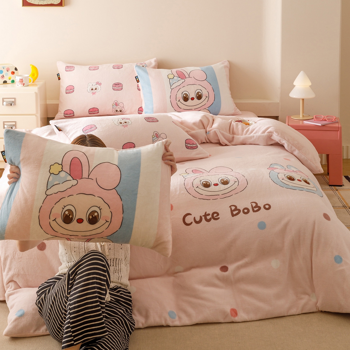 91家纺网 家纺一手货源 找家纺 RYB红黄兰 2025新款设计师原创牛奶绒大版数码印花四件套 马卡龙啵啵