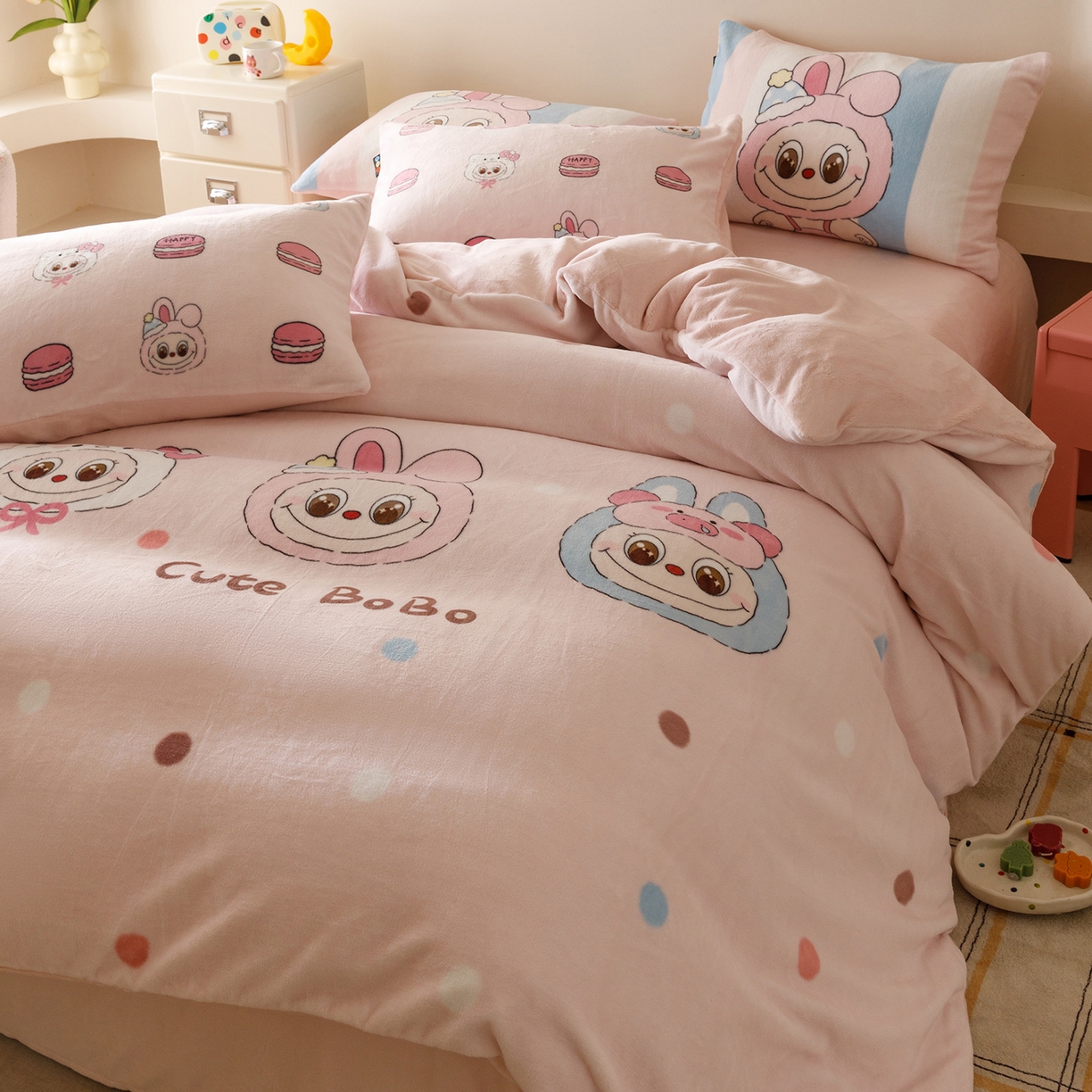 91家纺网 家纺一手货源 找家纺 RYB红黄兰 2025新款设计师原创牛奶绒大版数码印花四件套 马卡龙啵啵