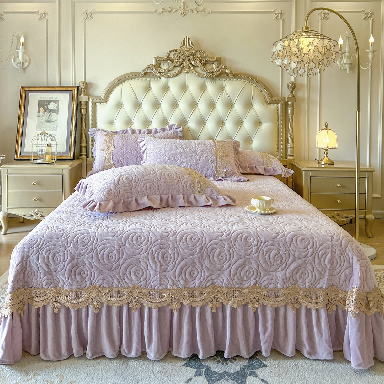 91家纺网 家纺一手货源 找家纺 恋尚 2025新款雕花牛奶绒罗曼蒂克系列床盖床裙三件套（控价145） 罗曼蒂克-香芋紫