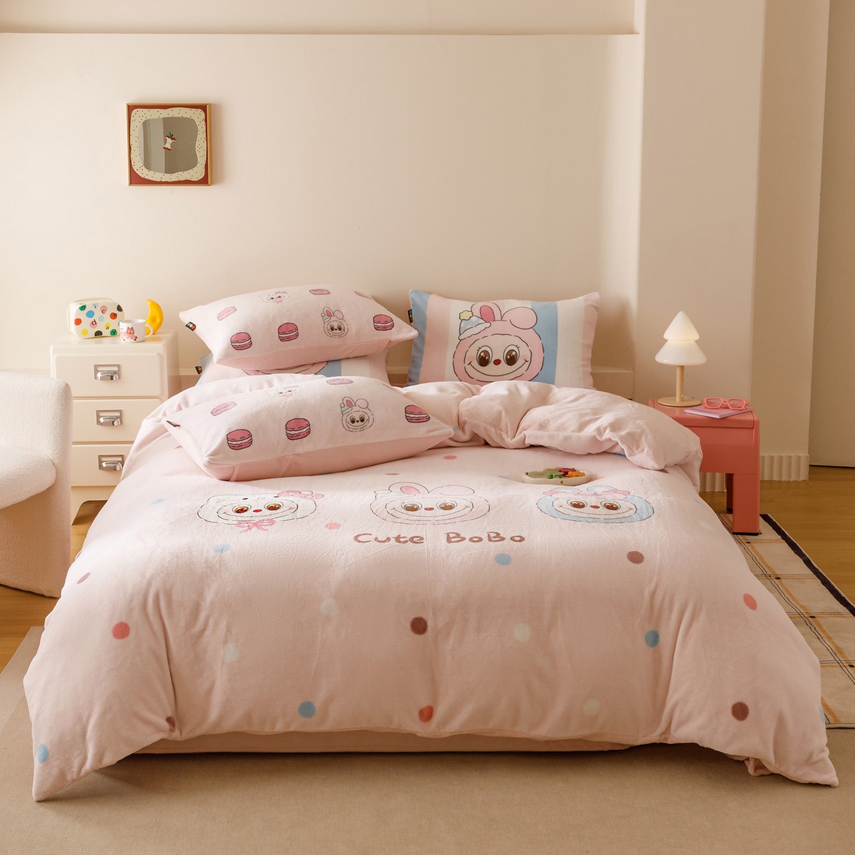 91家纺网 家纺一手货源 找家纺 RYB红黄兰 2025新款设计师原创牛奶绒大版数码印花四件套 马卡龙啵啵