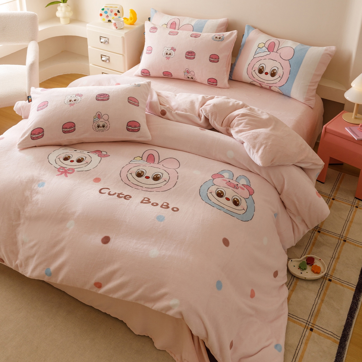 91家纺网 家纺一手货源 找家纺 RYB红黄兰 2025新款设计师原创牛奶绒大版数码印花四件套 马卡龙啵啵