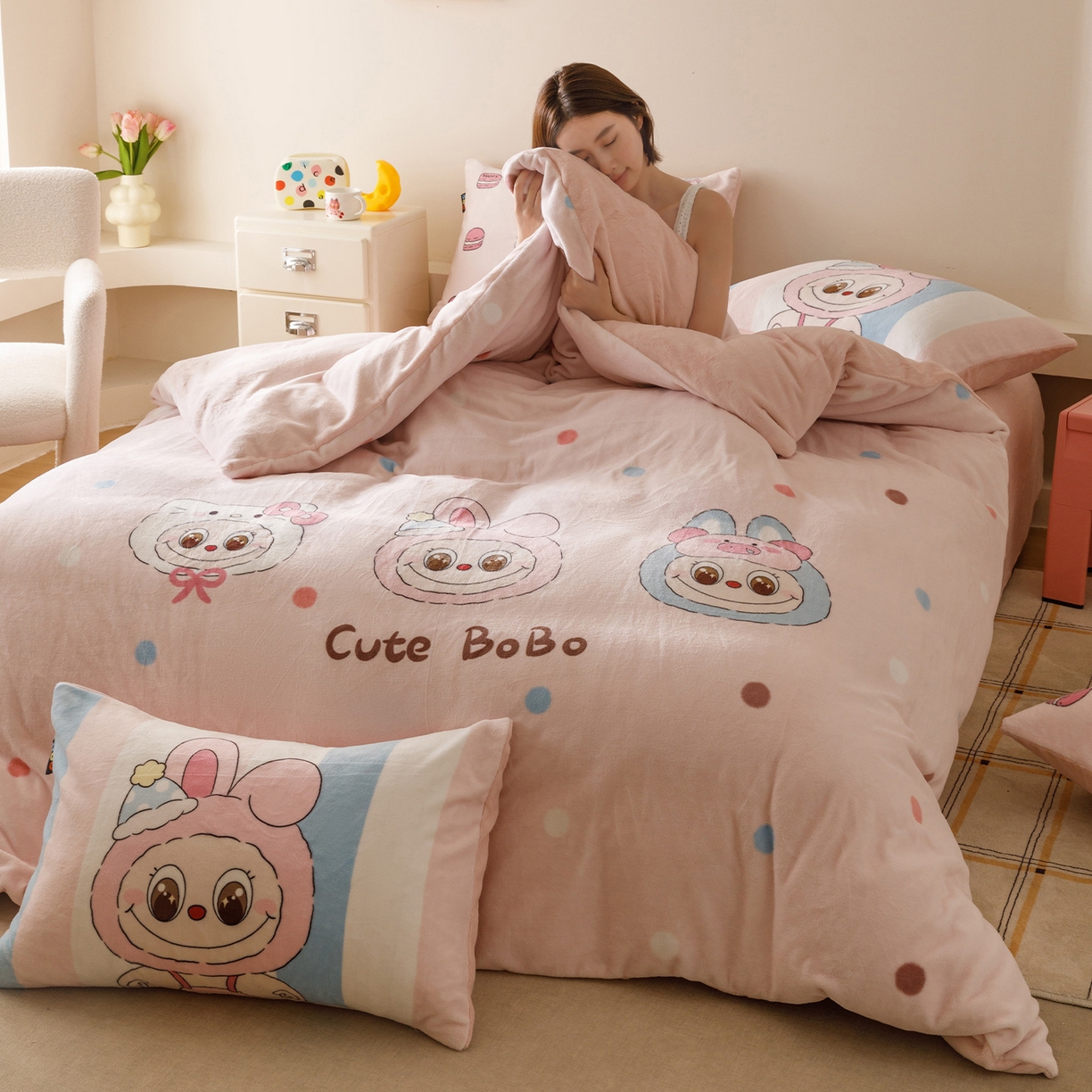 91家纺网 家纺一手货源 找家纺 RYB红黄兰 2025新款设计师原创牛奶绒大版数码印花四件套 马卡龙啵啵