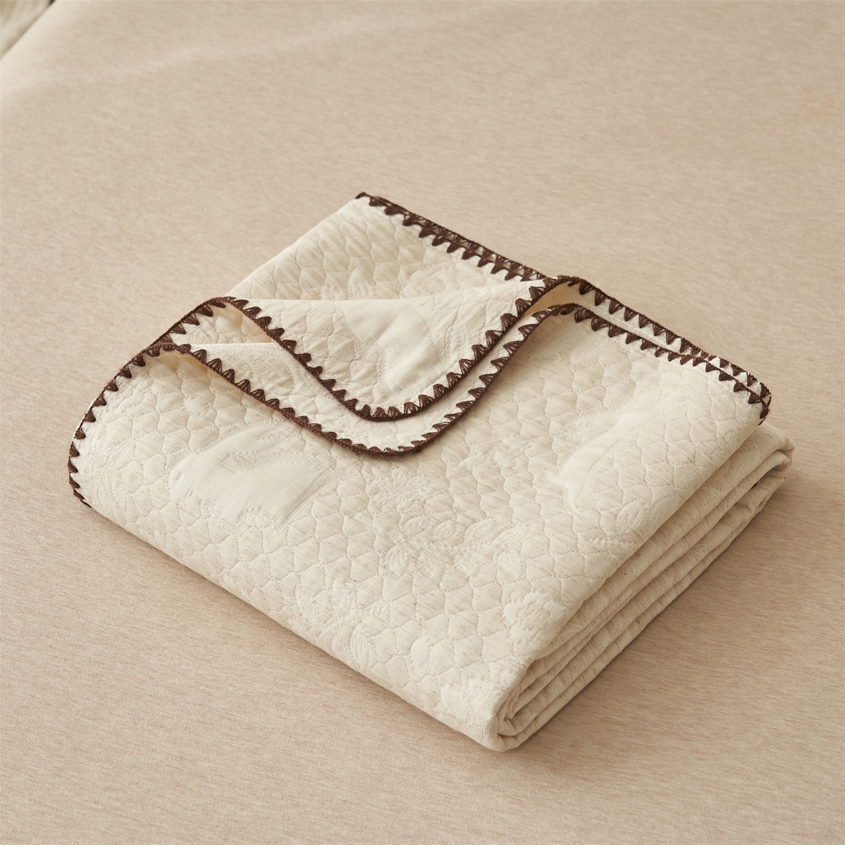 91家纺网 家纺一手货源 找家纺 金鹰 2025新款A类全棉棉麻毛多功能盖毯床盖床单 丛林兔