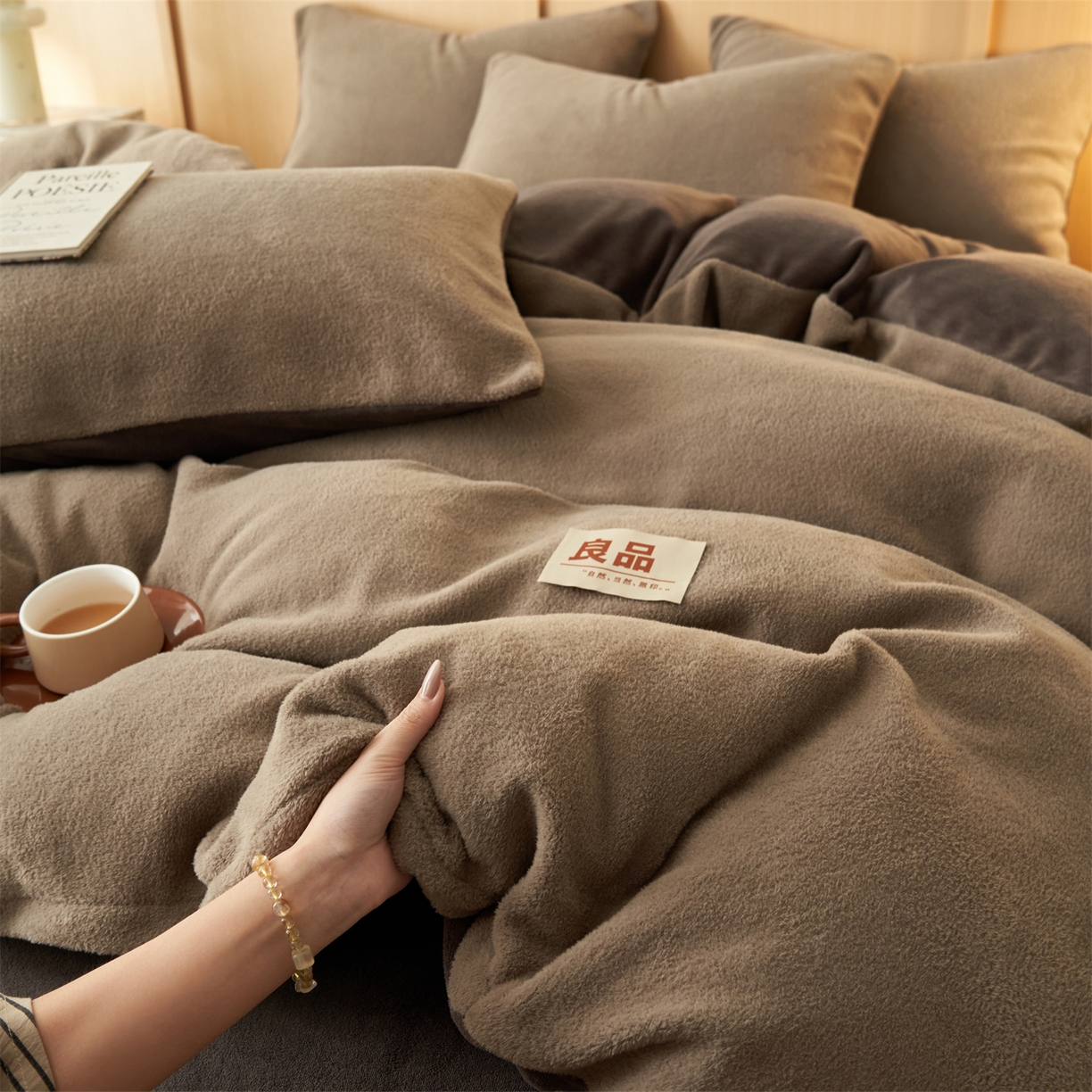 91家纺网 家纺一手货源 找家纺 金鹰 2025新款羊驼绒牛奶绒四件套保暖套件 羊驼绒-深咖