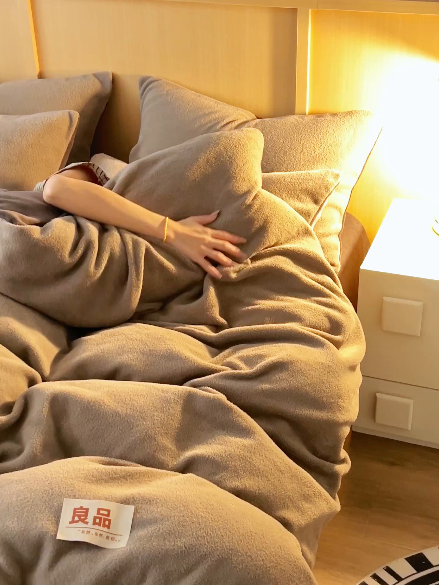 91家纺网 家纺一手货源 找家纺 金鹰 2025新款羊驼绒牛奶绒四件套保暖套件 羊驼绒-深咖