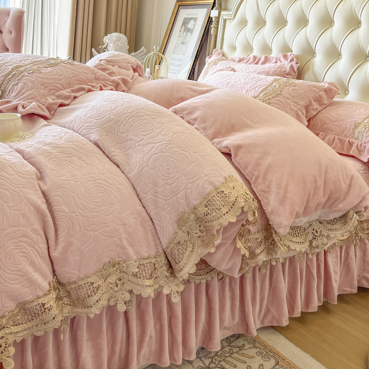 91家纺网 家纺一手货源 找家纺 恋尚 2025新款雕花牛奶绒罗曼蒂克系列床盖床裙三件套（控价145） 罗曼蒂克-蜜桃粉