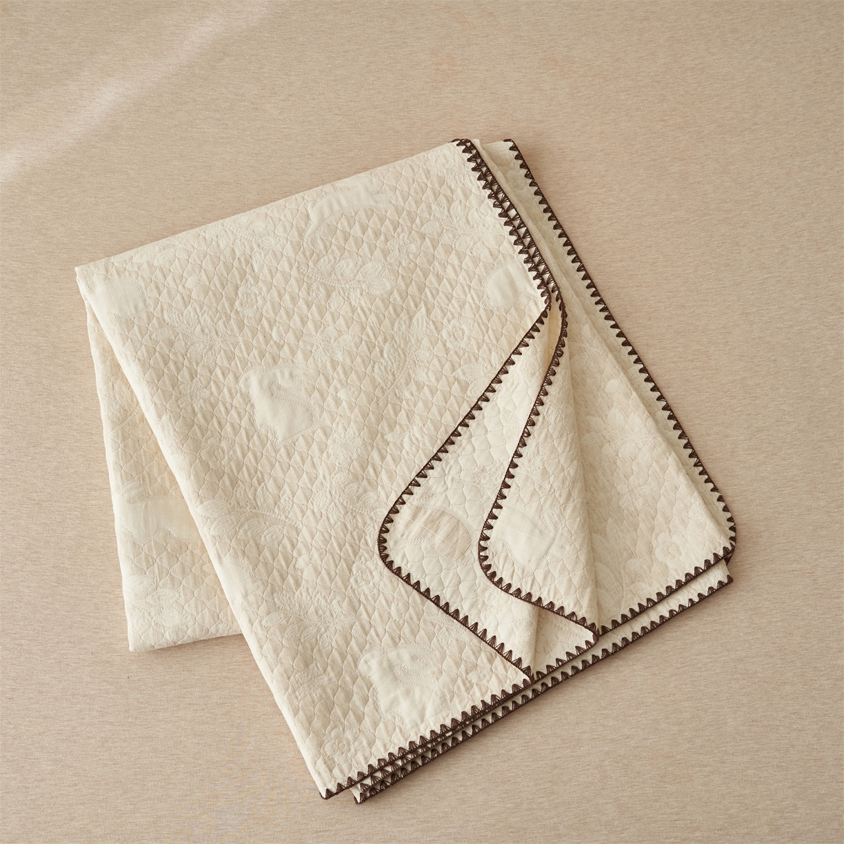 91家纺网 家纺一手货源 找家纺 金鹰 2025新款A类全棉棉麻毛多功能盖毯床盖床单 丛林兔