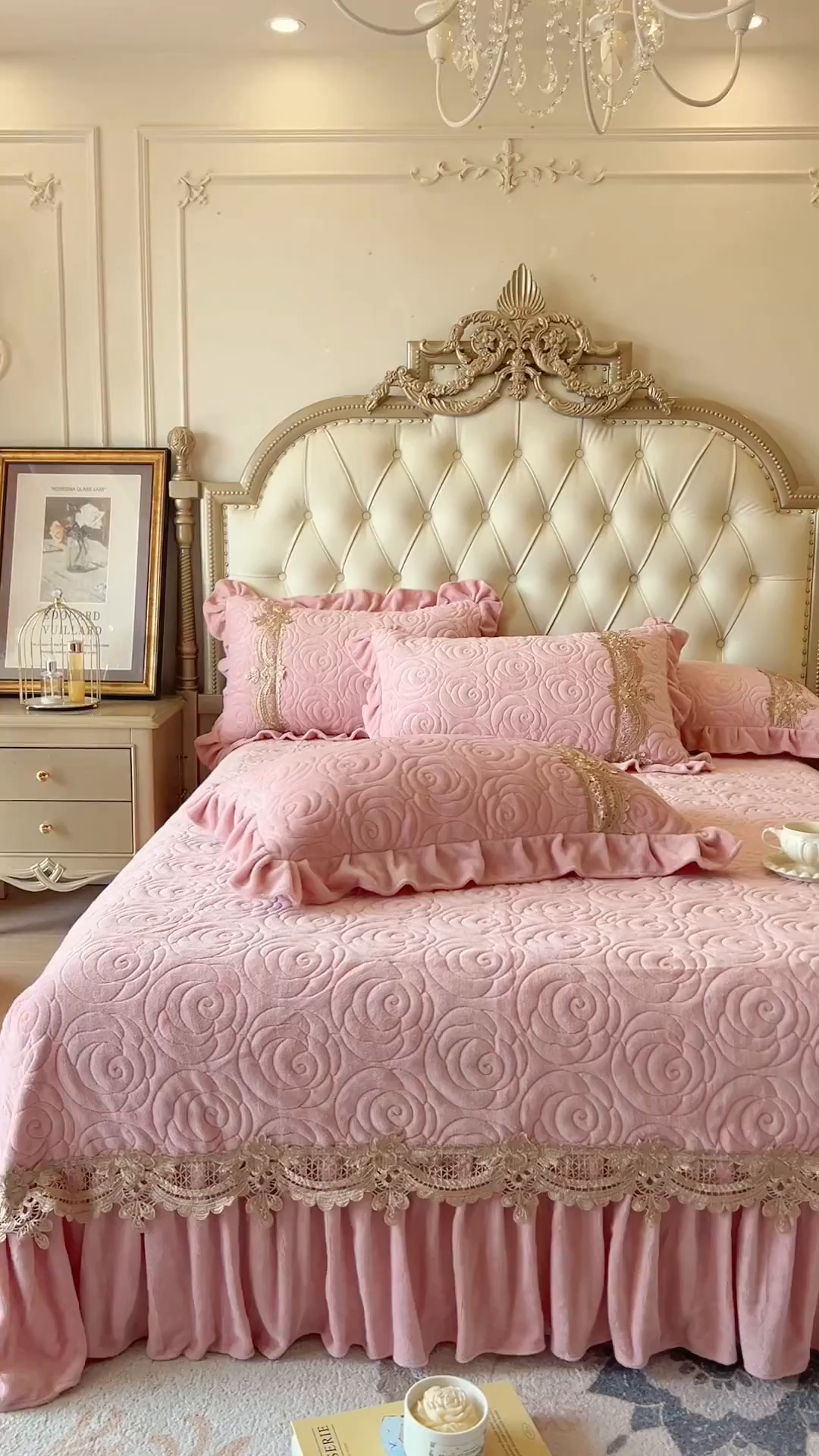 91家纺网 家纺一手货源 找家纺 恋尚 2025新款雕花牛奶绒罗曼蒂克系列床盖床裙三件套（控价145） 罗曼蒂克-蜜桃粉