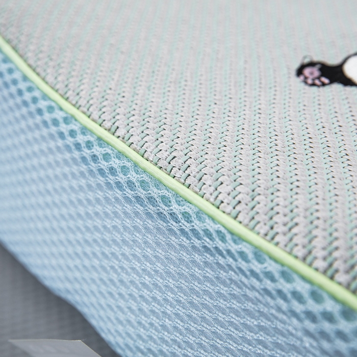 91家纺网 家纺一手货源 找家纺 大黄蜂家居家纺 2025新款艾草冰滕乳胶枕套含芯 小熊猫绿