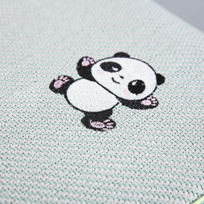 91家纺网 家纺一手货源 找家纺 大黄蜂家居家纺 2025新款艾草冰滕乳胶枕套含芯 小熊猫绿