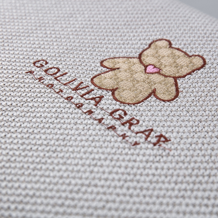 91家纺网 家纺一手货源 找家纺 大黄蜂家居家纺 2025新款艾草冰滕乳胶枕套含芯 英文小熊灰