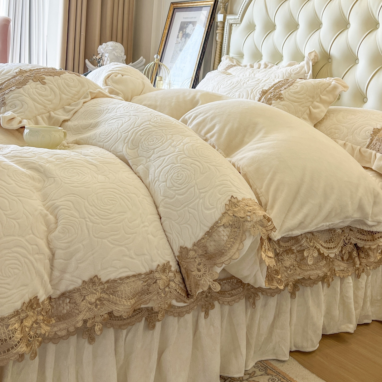 91家纺网 家纺一手货源 找家纺 恋尚 2025新款雕花牛奶绒罗曼蒂克系列床盖床裙三件套（控价145） 罗曼蒂克-奶油白