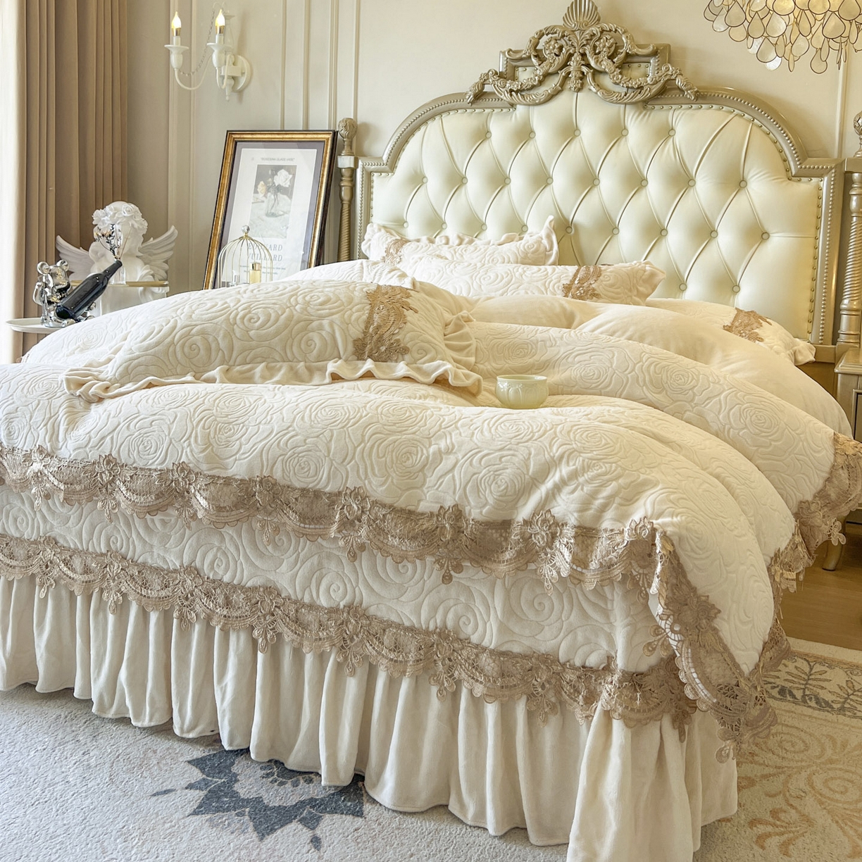 91家纺网 家纺一手货源 找家纺 恋尚 2025新款雕花牛奶绒罗曼蒂克系列床盖床裙三件套（控价145） 罗曼蒂克-奶油白