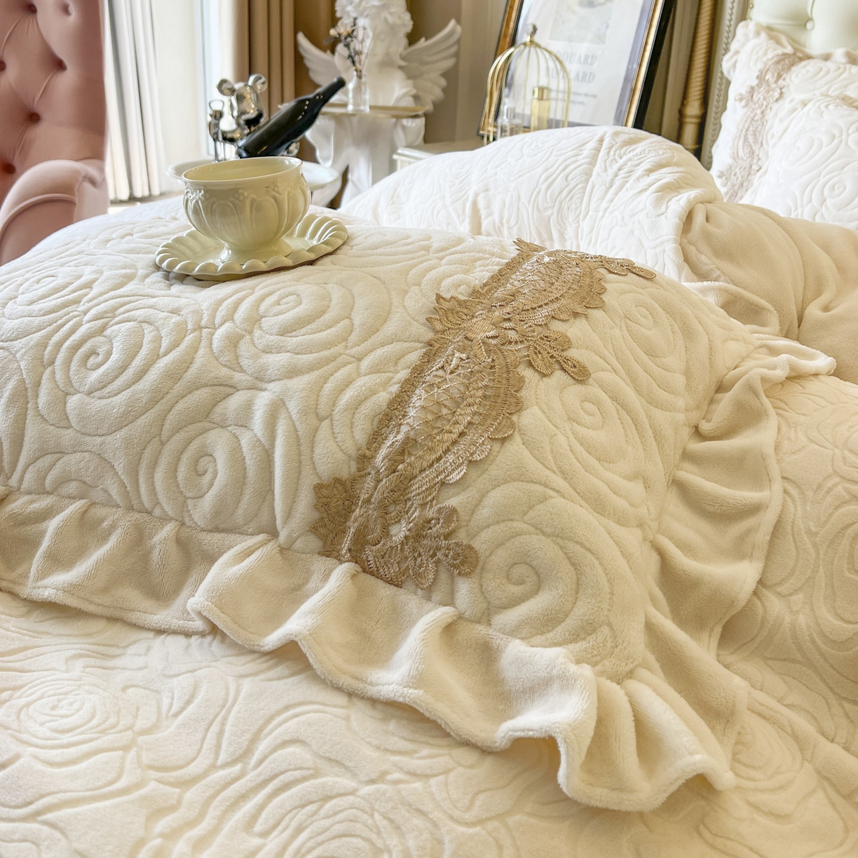 91家纺网 家纺一手货源 找家纺 恋尚 2025新款雕花牛奶绒罗曼蒂克系列床盖床裙三件套（控价145） 罗曼蒂克-奶油白