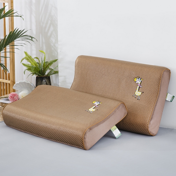 91家纺网 家纺一手货源 找家纺 大黄蜂家居家纺 2025新款艾草冰滕乳胶枕套含芯 长颈鹿黄