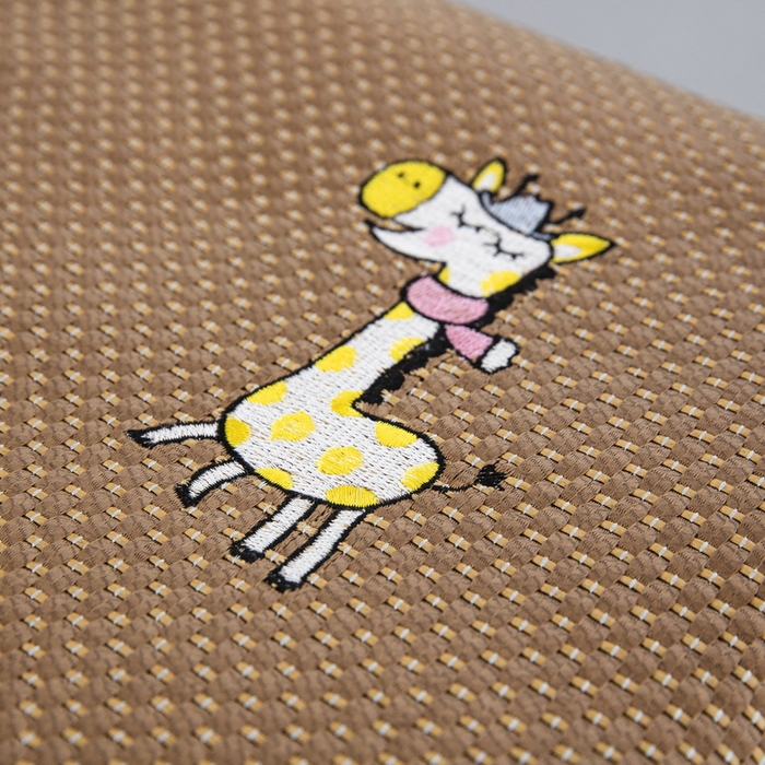 91家纺网 家纺一手货源 找家纺 大黄蜂家居家纺 2025新款艾草冰滕乳胶枕套含芯 长颈鹿黄