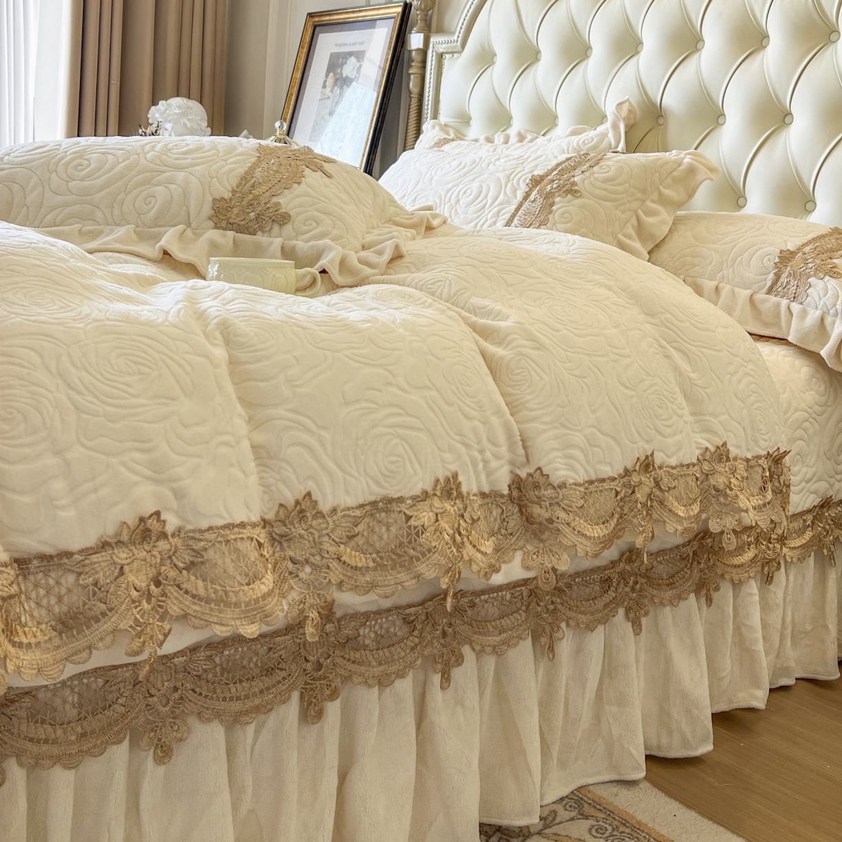91家纺网 家纺一手货源 找家纺 恋尚 2025新款雕花牛奶绒罗曼蒂克系列床盖床裙三件套（控价145） 罗曼蒂克-奶油白