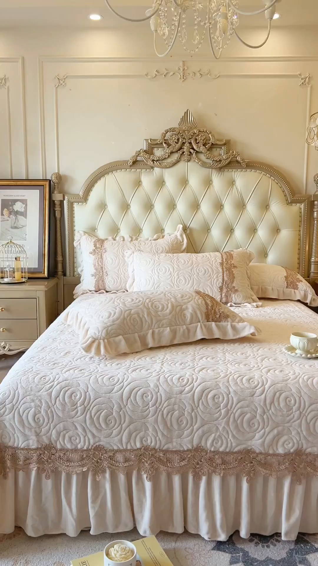 91家纺网 家纺一手货源 找家纺 恋尚 2025新款雕花牛奶绒罗曼蒂克系列床盖床裙三件套（控价145） 罗曼蒂克-奶油白