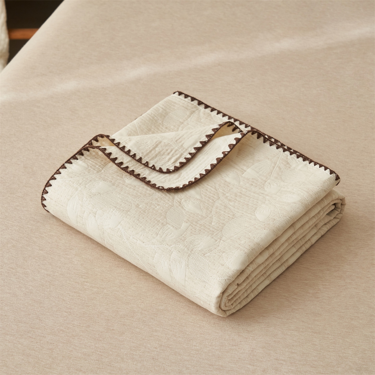 91家纺网 家纺一手货源 找家纺 金鹰 2025新款A类全棉棉麻毛多功能盖毯床盖床单 浮绘花影