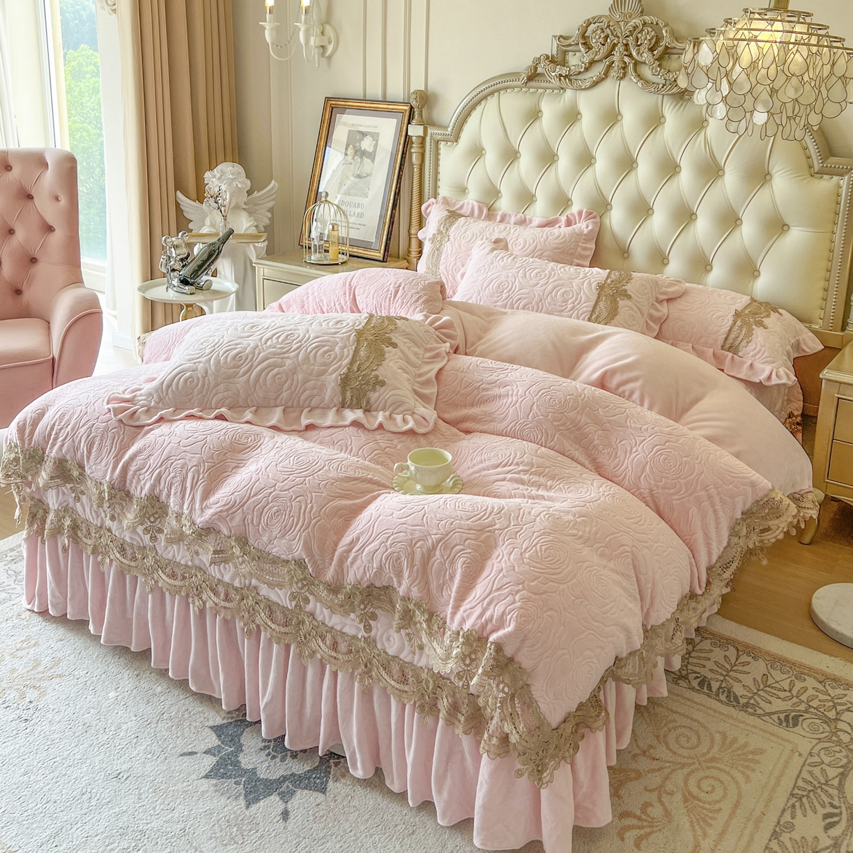 91家纺网 家纺一手货源 找家纺 恋尚 2025新款雕花牛奶绒罗曼蒂克系列床盖床裙三件套（控价145） 罗曼蒂克-清新粉