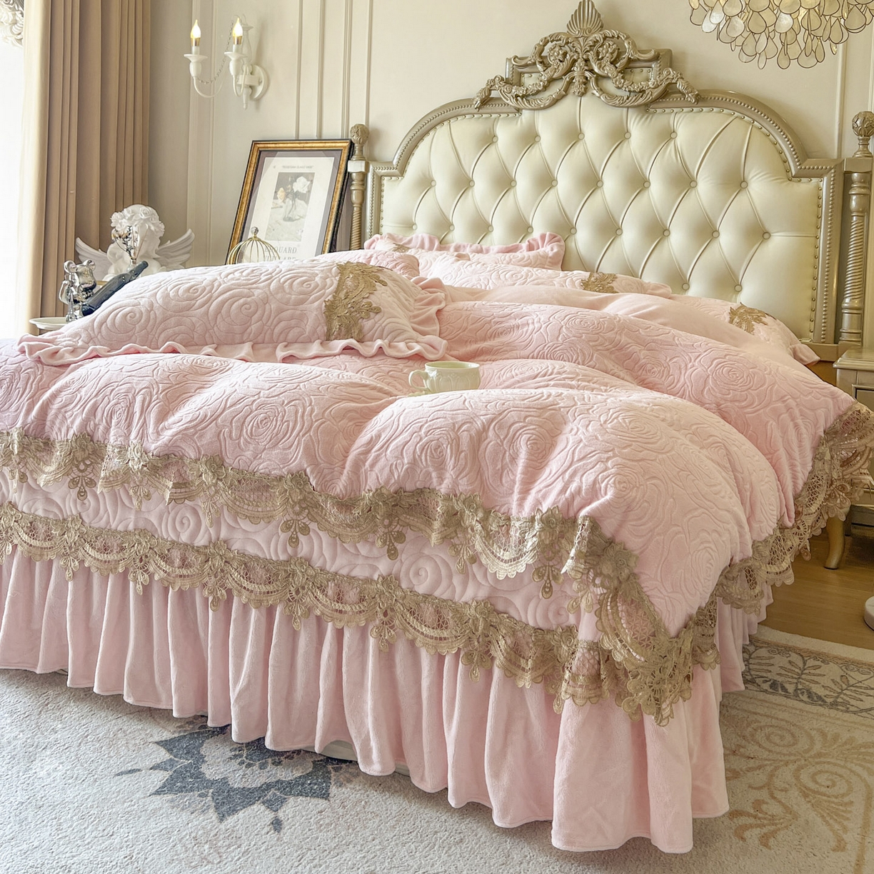 91家纺网 家纺一手货源 找家纺 恋尚 2025新款雕花牛奶绒罗曼蒂克系列床盖床裙三件套（控价145） 罗曼蒂克-清新粉