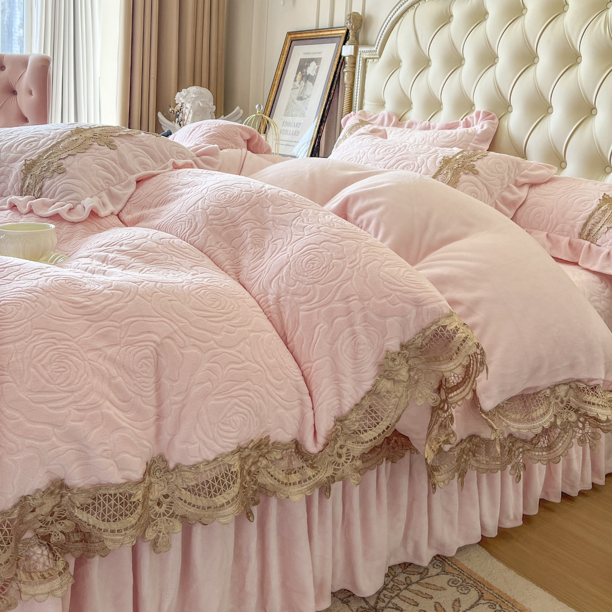 91家纺网 家纺一手货源 找家纺 恋尚 2025新款雕花牛奶绒罗曼蒂克系列床盖床裙三件套（控价145） 罗曼蒂克-清新粉