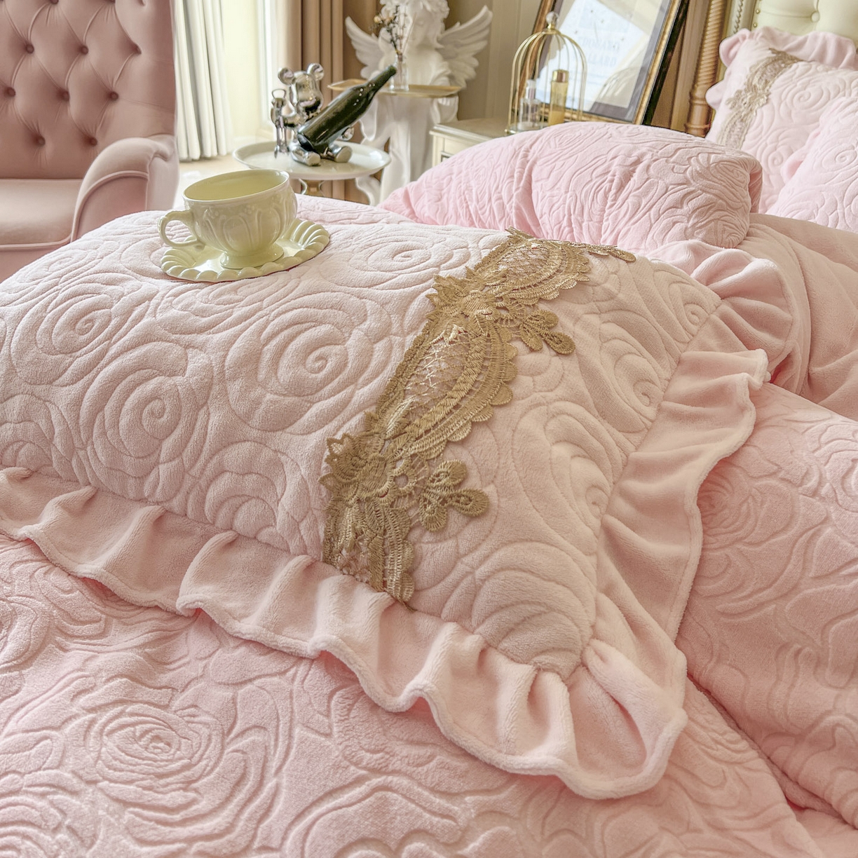 91家纺网 家纺一手货源 找家纺 恋尚 2025新款雕花牛奶绒罗曼蒂克系列床盖床裙三件套（控价145） 罗曼蒂克-清新粉