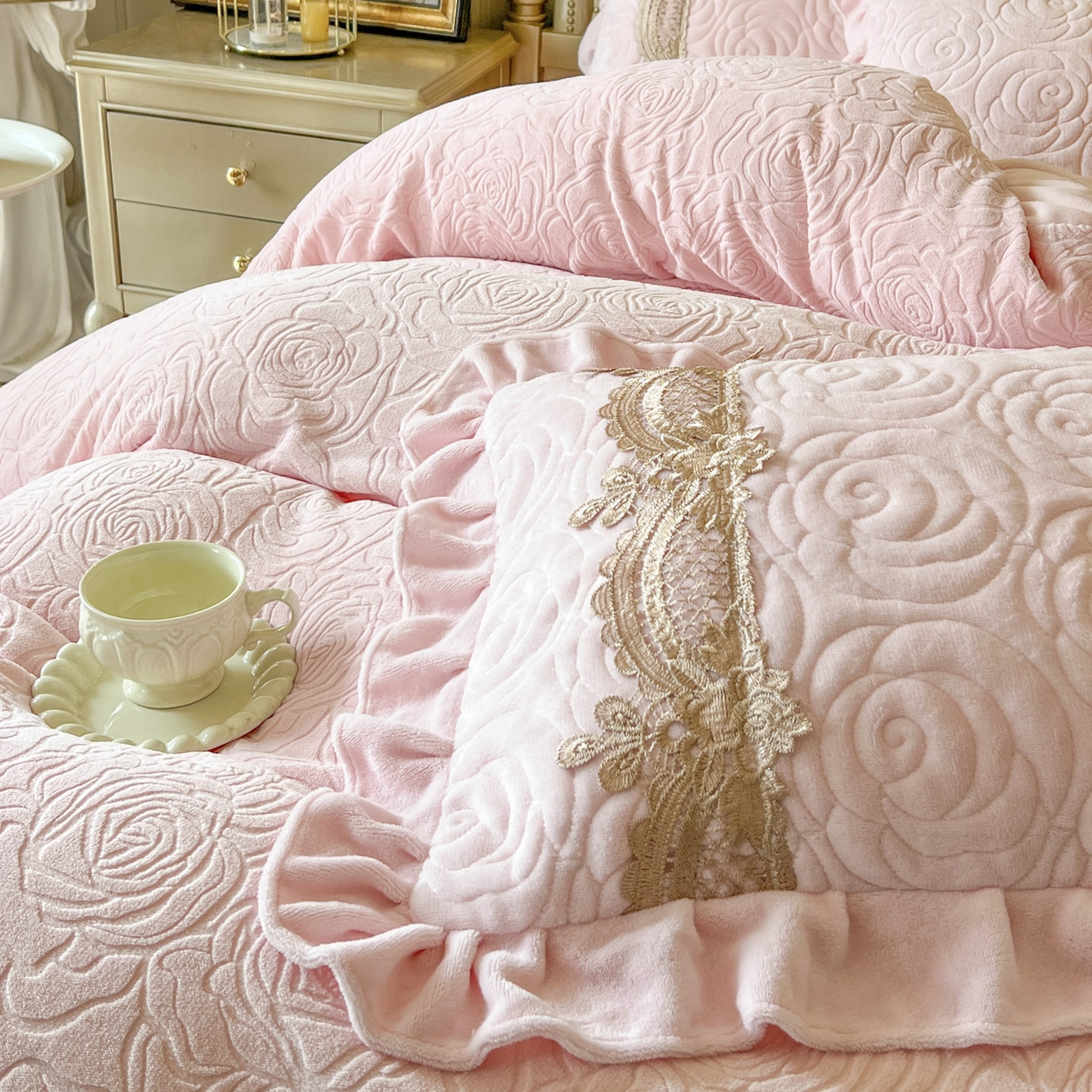 91家纺网 家纺一手货源 找家纺 恋尚 2025新款雕花牛奶绒罗曼蒂克系列床盖床裙三件套（控价145） 罗曼蒂克-清新粉