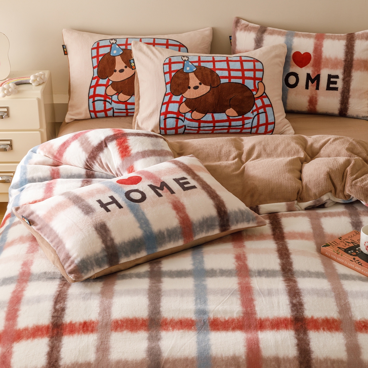 91家纺网 家纺一手货源 找家纺 RYB红黄兰 2025新款设计师原创牛奶绒大版数码印花四件套 毛茸茸