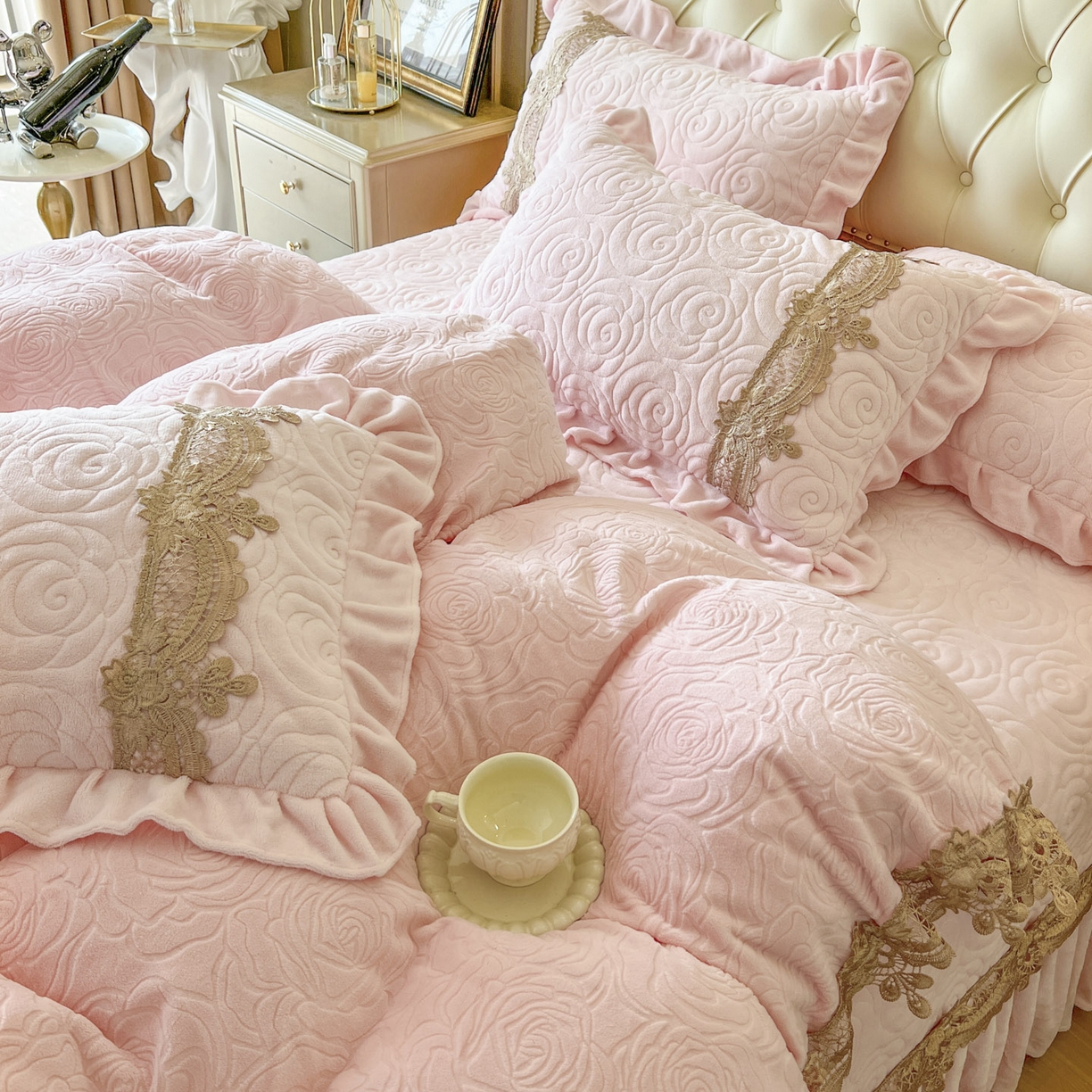 91家纺网 家纺一手货源 找家纺 恋尚 2025新款雕花牛奶绒罗曼蒂克系列床盖床裙三件套（控价145） 罗曼蒂克-清新粉