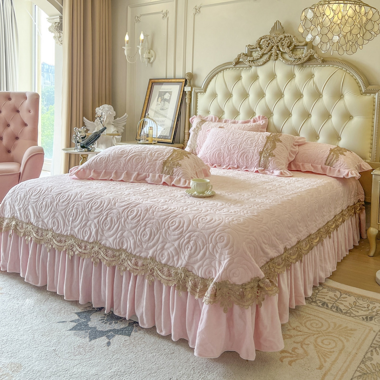 91家纺网 家纺一手货源 找家纺 恋尚 2025新款雕花牛奶绒罗曼蒂克系列床盖床裙三件套（控价145） 罗曼蒂克-清新粉