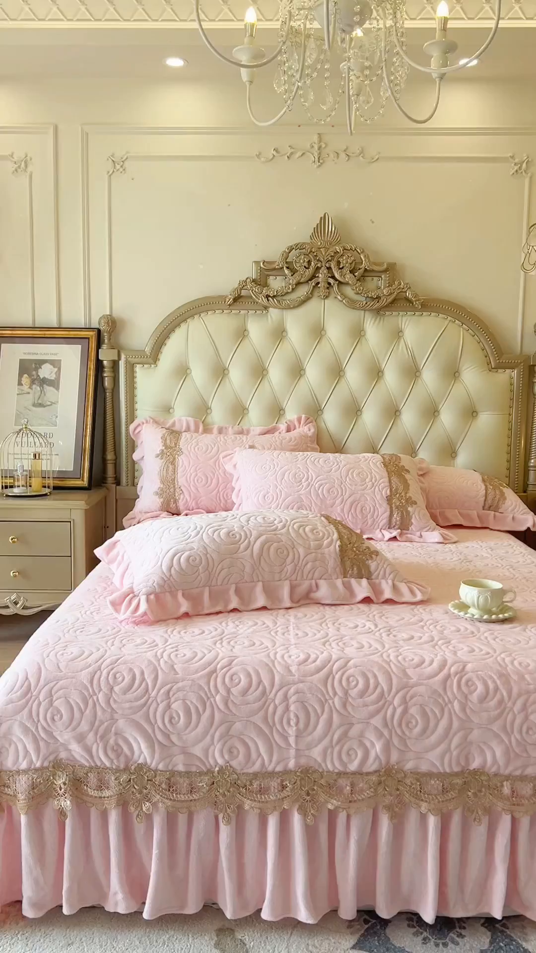 91家纺网 家纺一手货源 找家纺 恋尚 2025新款雕花牛奶绒罗曼蒂克系列床盖床裙三件套（控价145） 罗曼蒂克-清新粉