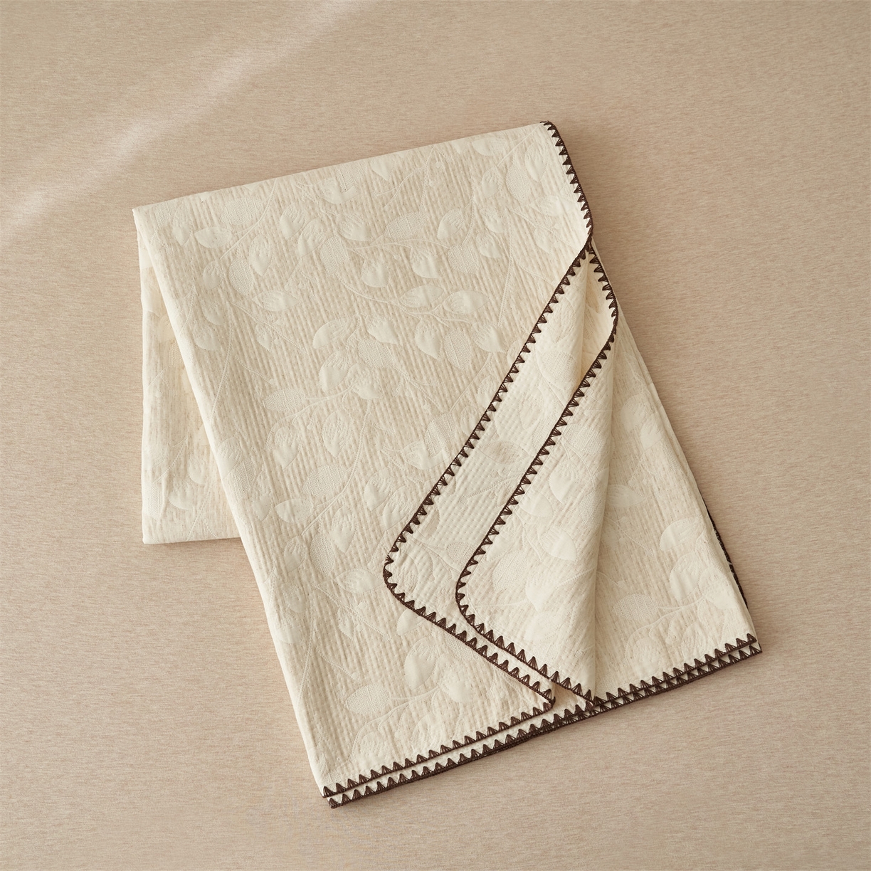 91家纺网 家纺一手货源 找家纺 金鹰 2025新款A类全棉棉麻毛多功能盖毯床盖床单 浮绘花影