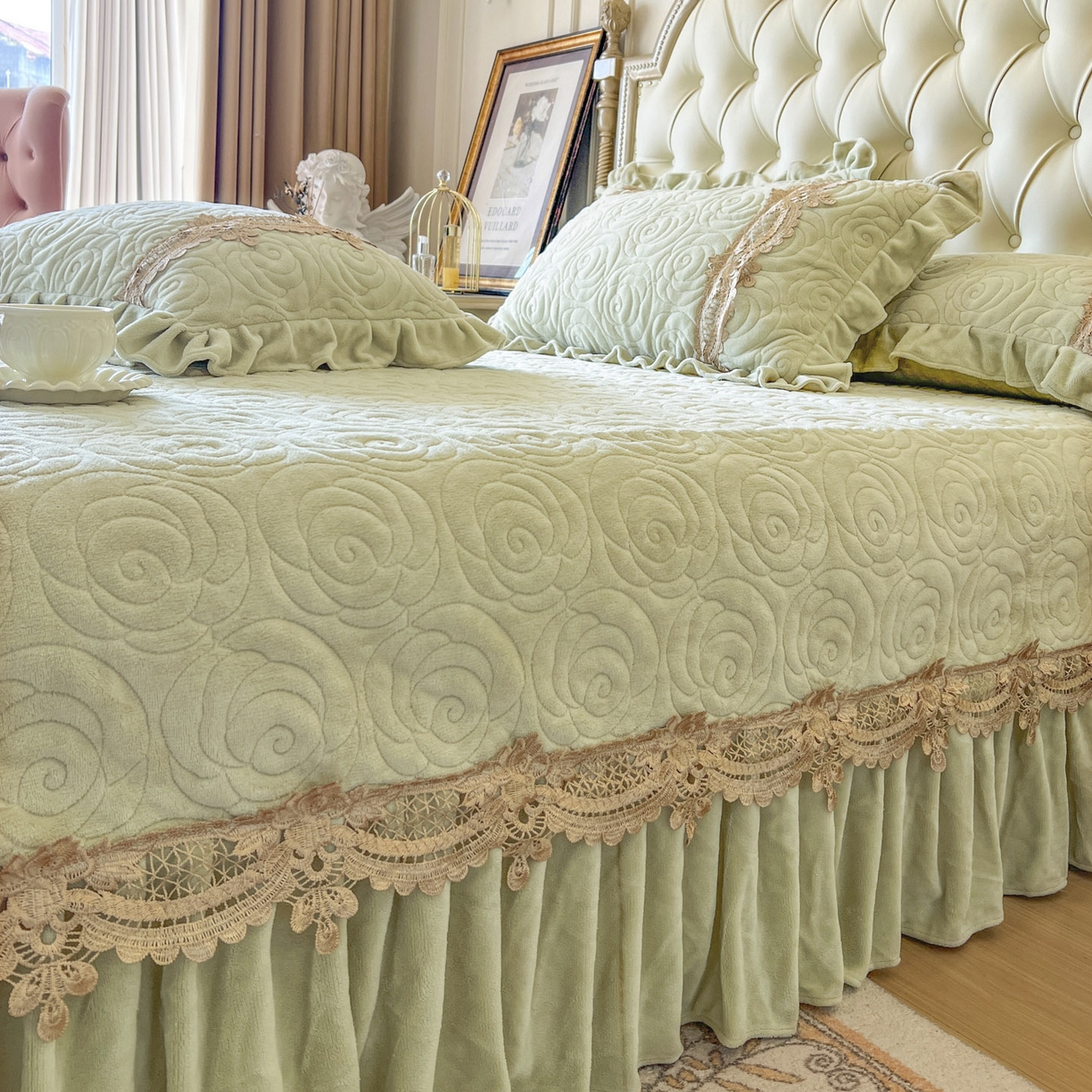 91家纺网 家纺一手货源 找家纺 恋尚 2025新款雕花牛奶绒罗曼蒂克系列床盖床裙三件套（控价145） 罗曼蒂克-香草绿