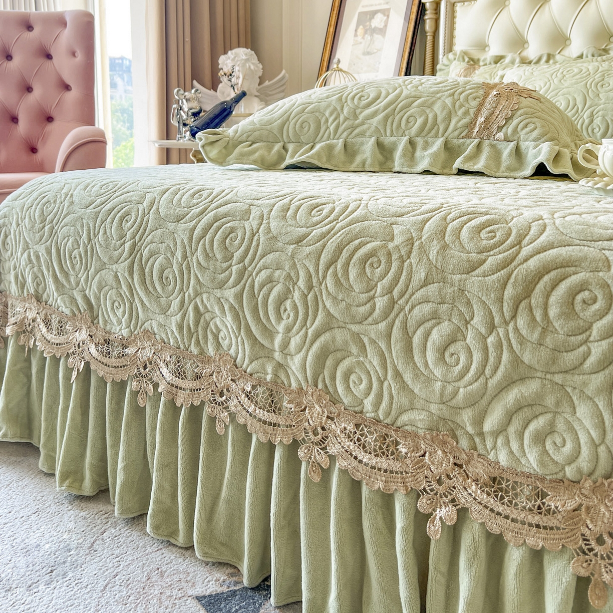 91家纺网 家纺一手货源 找家纺 恋尚 2025新款雕花牛奶绒罗曼蒂克系列床盖床裙三件套（控价145） 罗曼蒂克-香草绿
