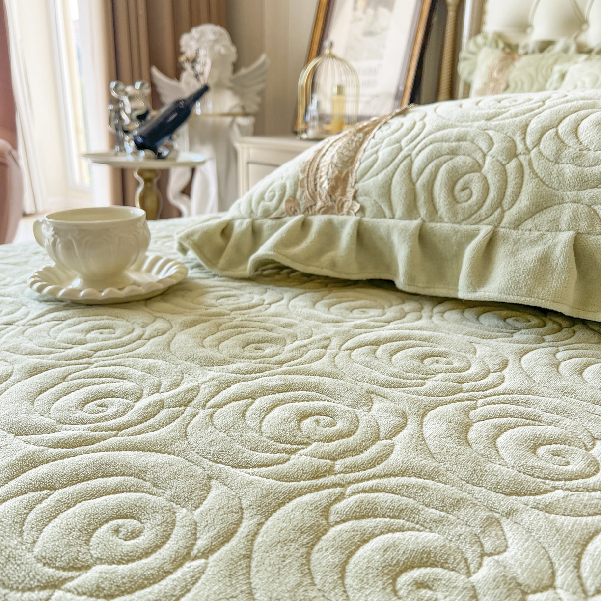 91家纺网 家纺一手货源 找家纺 恋尚 2025新款雕花牛奶绒罗曼蒂克系列床盖床裙三件套（控价145） 罗曼蒂克-香草绿