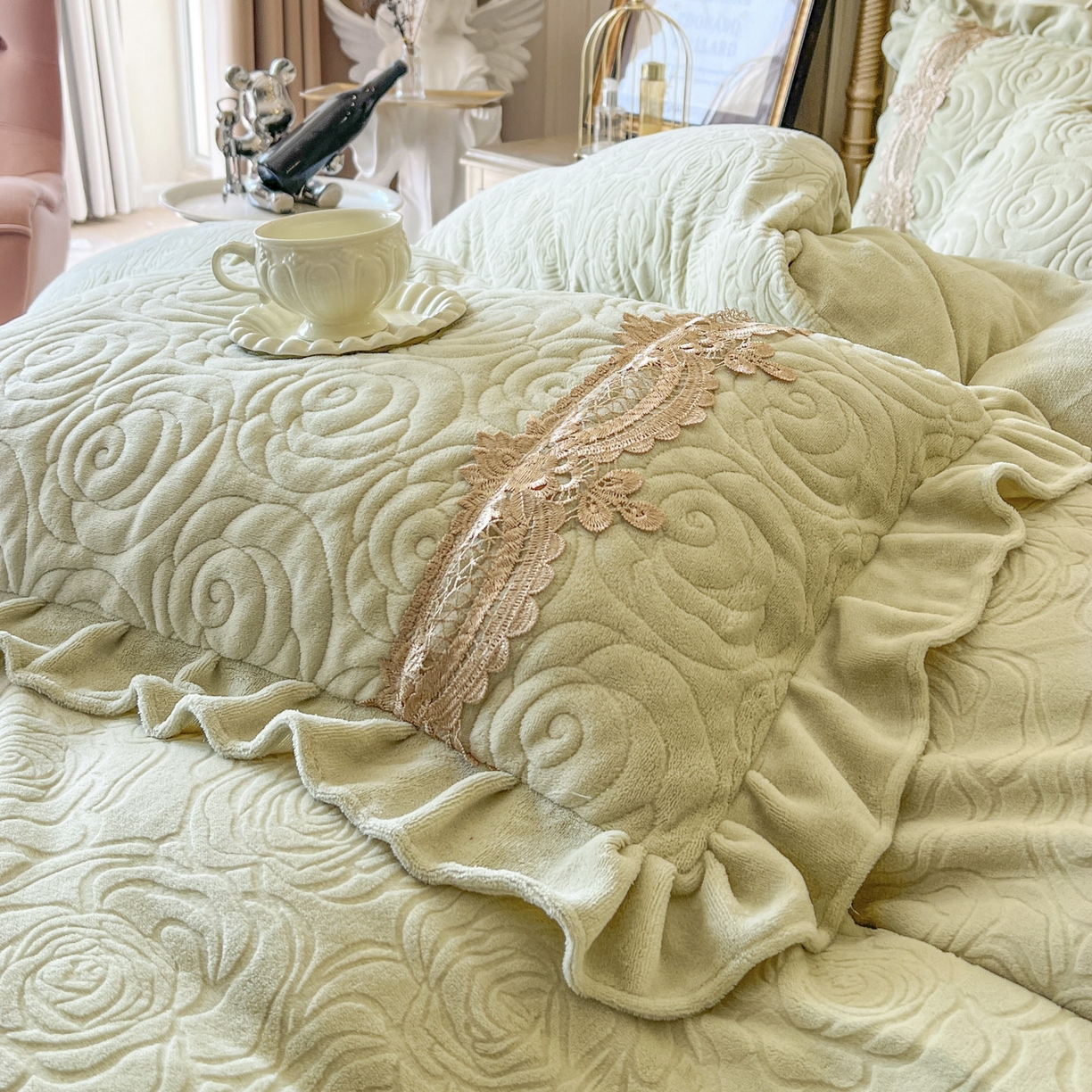 91家纺网 家纺一手货源 找家纺 恋尚 2025新款雕花牛奶绒罗曼蒂克系列床盖床裙三件套（控价145） 罗曼蒂克-香草绿